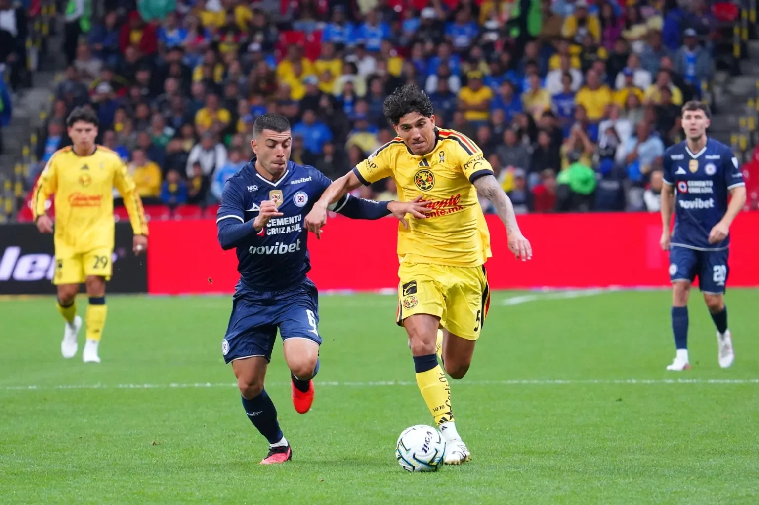 Cruz Azul sufre al final, pero vence 4-3 al América en el Clásico Joven
