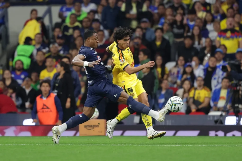 Cruz Azul sufre al final, pero vence 4-3 al América en el Clásico Joven