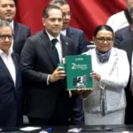 En breve ceremonia, Rosa Icela entrega Segundo Informe de Sheinbaum al Congreso
