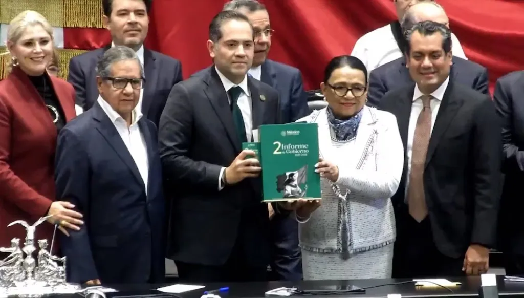 En breve ceremonia, Rosa Icela entrega Segundo Informe de Sheinbaum al Congreso