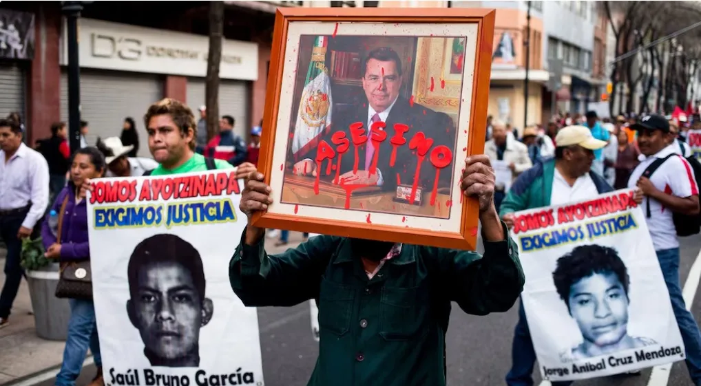 Entregan a Sheinbaum nuevo informe sobre el caso Ayotzinapa a días del 12 aniversario