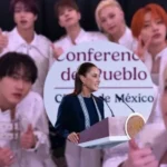 Fans de Stray Kids se reúnen en el Zócalo con la esperanza de ver al grupo en Palacio Nacional