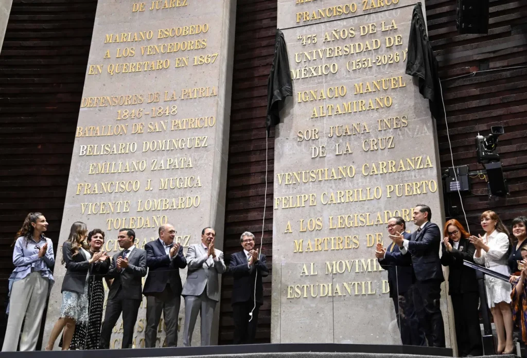 Inscriben con letras de oro en el Muro de Honor de la Cámara de Diputados la leyenda “475 años de la Universidad de México (1551-2026)”