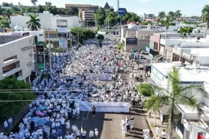Miles marchan en Culiacán por la paz y contra la violencia en Sinaloa