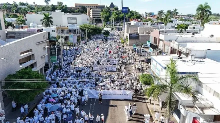 Miles marchan en Culiacán por la paz y contra la violencia en Sinaloa