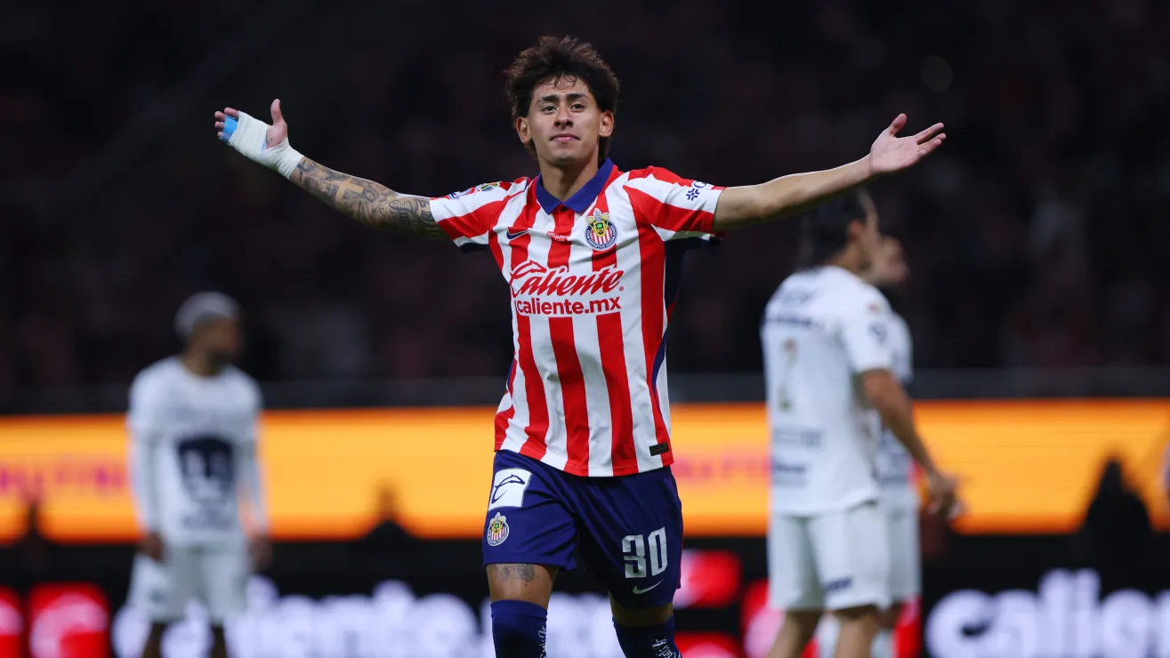 Santiago Sandoval supera a Chicharito