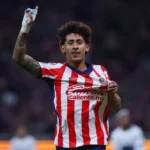 Santiago Sandoval supera a Chicharito