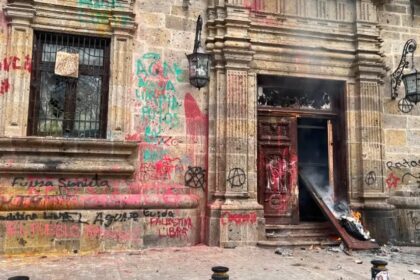 Enc apuchados dañan puertas del Congreso de Jalisco y del Palacio de Gobierno durante marcha por agua limpia