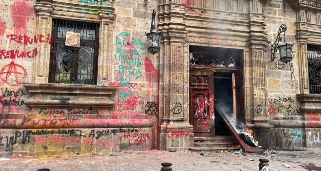 Enc apuchados dañan puertas del Congreso de Jalisco y del Palacio de Gobierno durante marcha por agua limpia