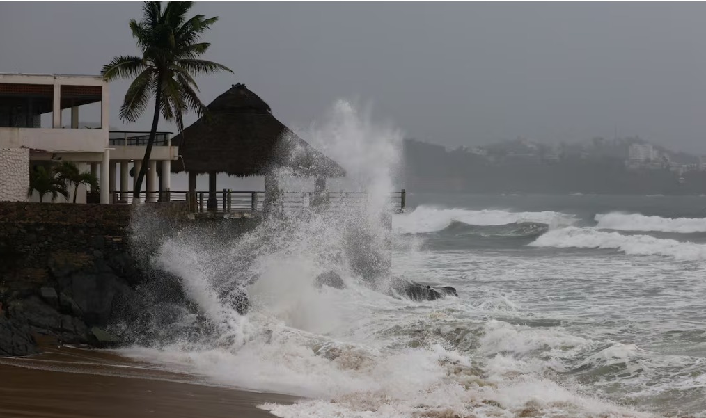 Huracán Simon baja a categoría 3: estos estados siguen bajo amenaza por lluvias y oleaje