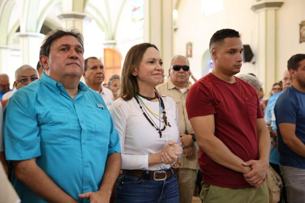 María Corina Machado regresa a Venezuela y reaparece en una iglesia del estado Lara