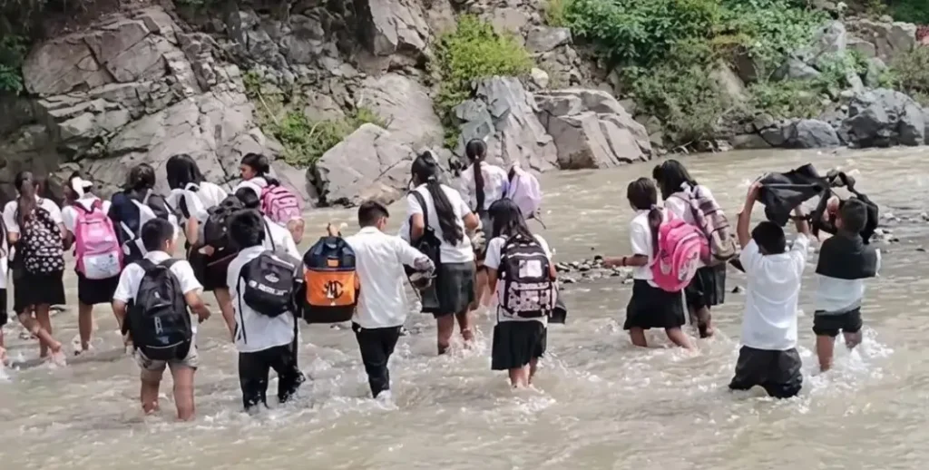 Niños de Guerrero arriesgan la vida al cruzar un río para llegar a sus escuelas