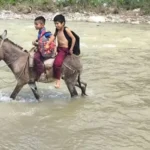 Niños de Guerrero arriesgan la vida al cruzar un río para llegar a sus escuelas
