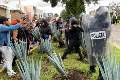 Protesta por crisis del agua en Guadalajara termina con gas lacrimógeno y chorros a presión