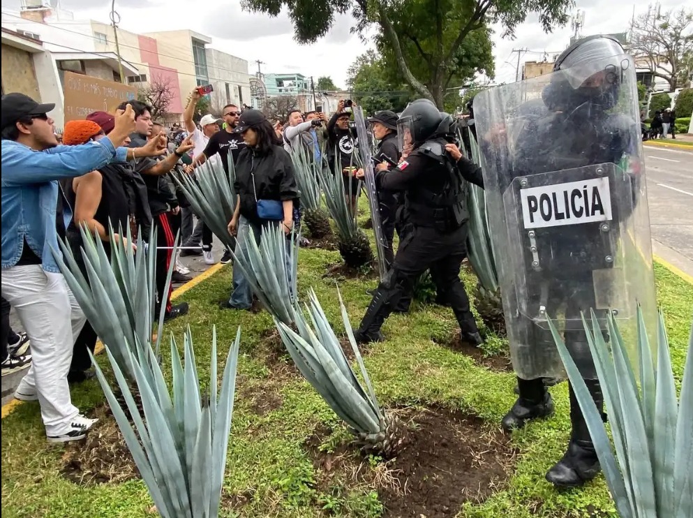 Protesta por crisis del agua en Guadalajara termina con gas lacrimógeno y chorros a presión