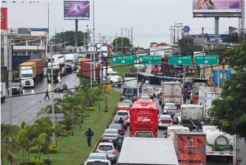 Transportistas bloquean carreteras en México por asesinatos, asaltos y extorsiones