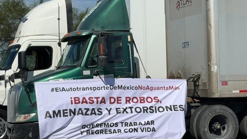 Transportistas bloquean carreteras en México por asesinatos, asaltos y extorsiones
