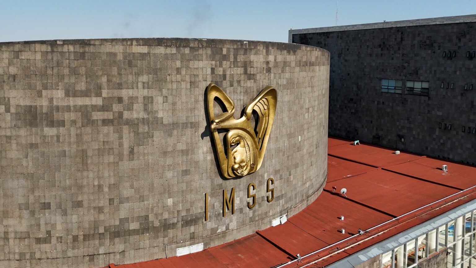 Zoé Robledo propone aumento salarial de 8% para trabajadores del IMSS