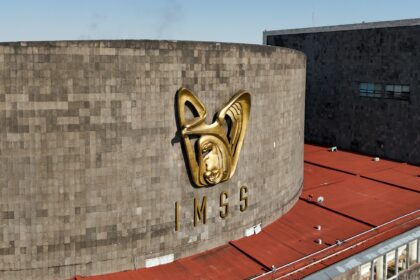 Zoé Robledo propone aumento salarial de 8% para trabajadores del IMSS